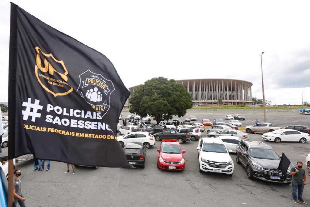 Policiais fazem carreata no DF contra aprovação da PEC emergencial