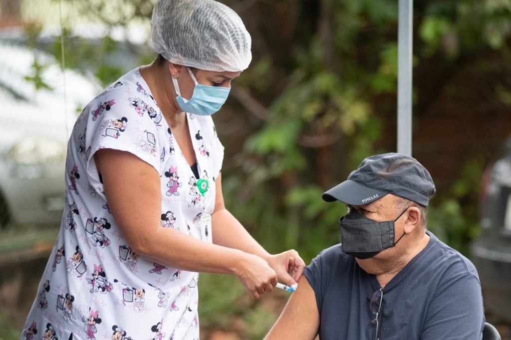 Primeiro dia de vacinação para idosos a partir de 72 e 73 anos