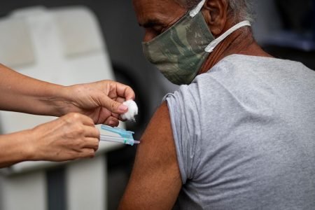 Primeiro dia de vacinação para idosos a partir de 72 e 73 anos