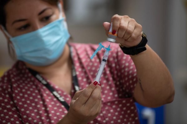 Vacinação de idosos de 72 e 73 anos na Asa Norte