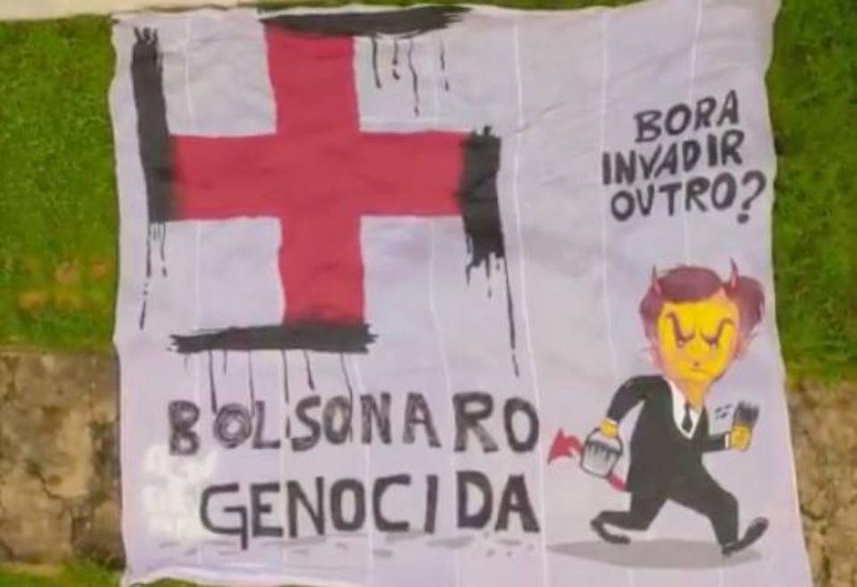 Faixa exibida por manifestantes na Praça dos Três Poderes