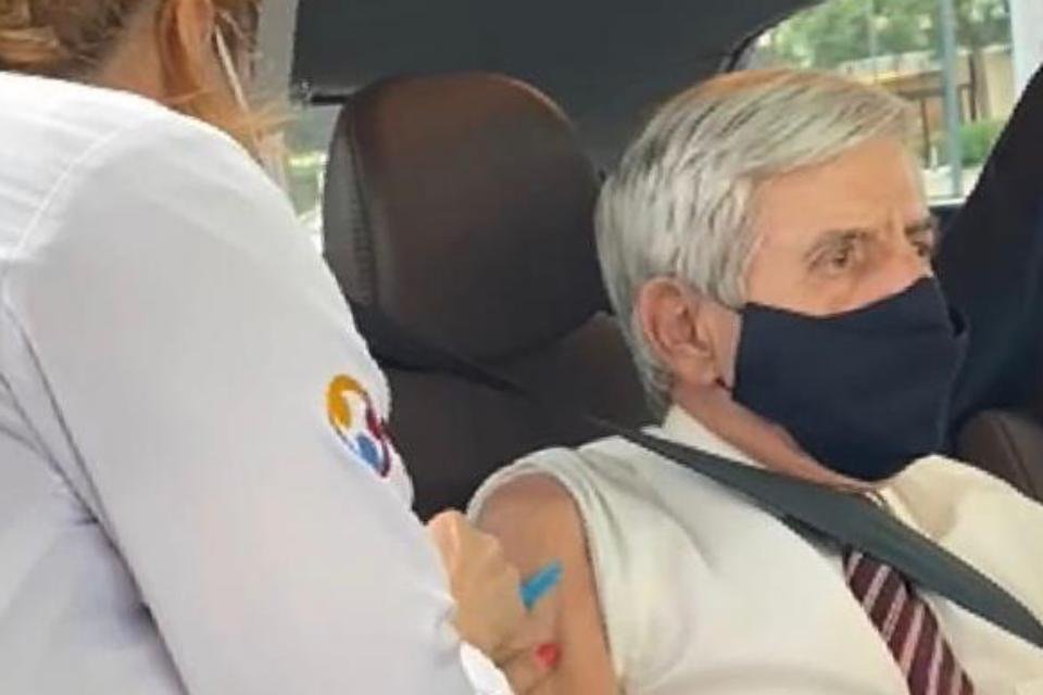 General Heleno toma vacina contra Covid-19