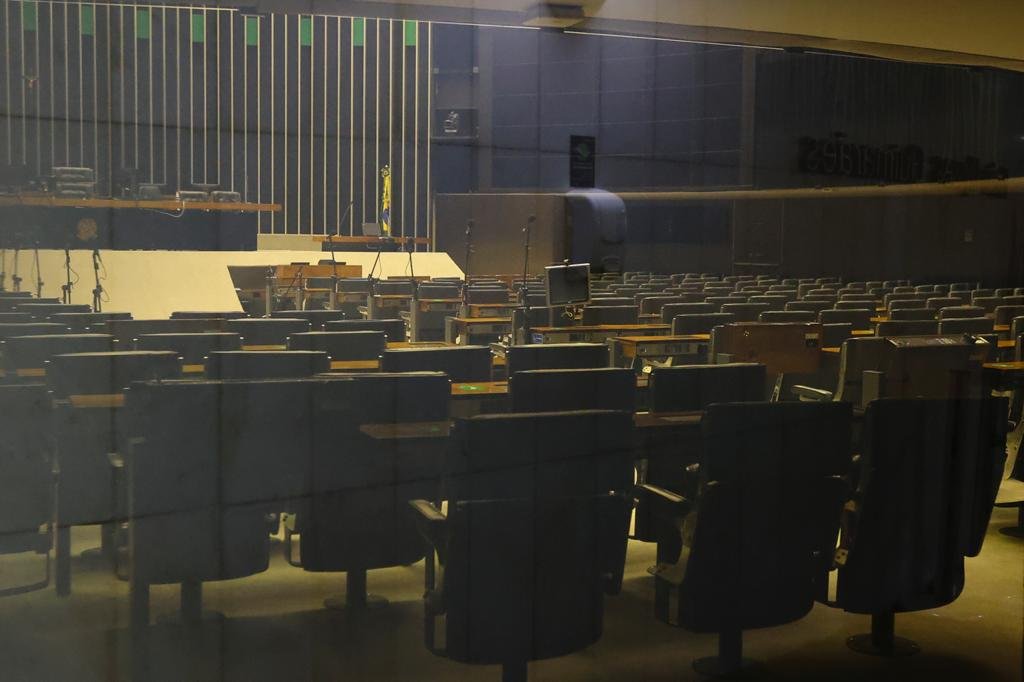 Lira restringe presença física de parlamentares e funcionários da camara dos deputados