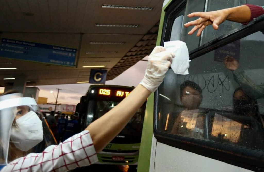 Entrega de máscaras N95 a usuários do transporte coletivo de Goiânia