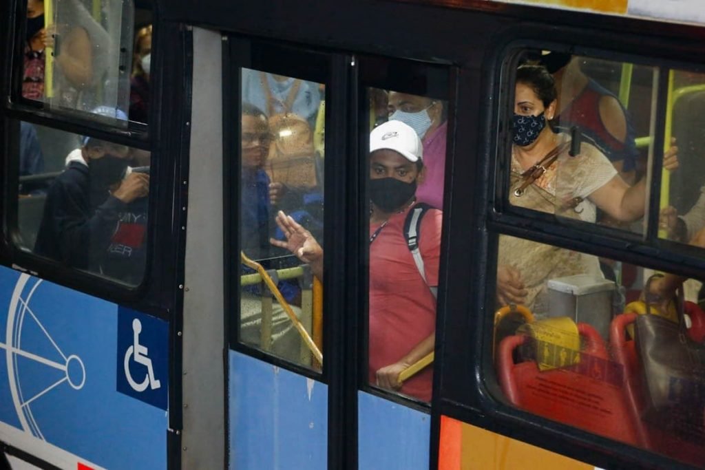 Entrega de máscaras N95 a usuários do transporte coletivo de Goiânia