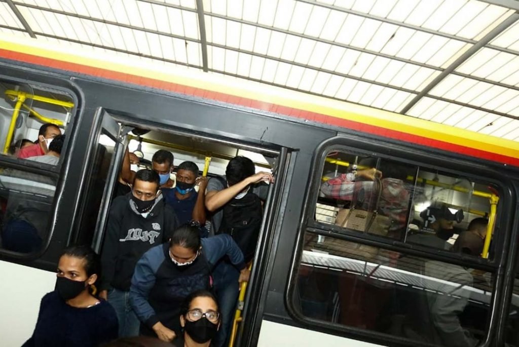 Entrega de máscaras N95 a usuários do transporte coletivo de Goiânia