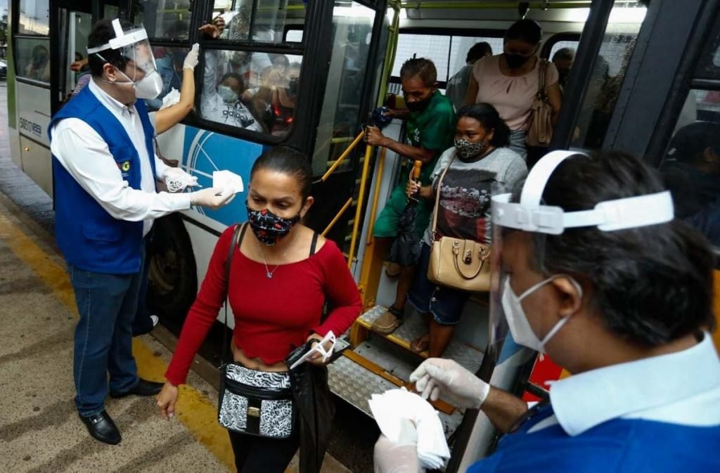Entrega de máscaras N95 a usuários do transporte coletivo de Goiânia