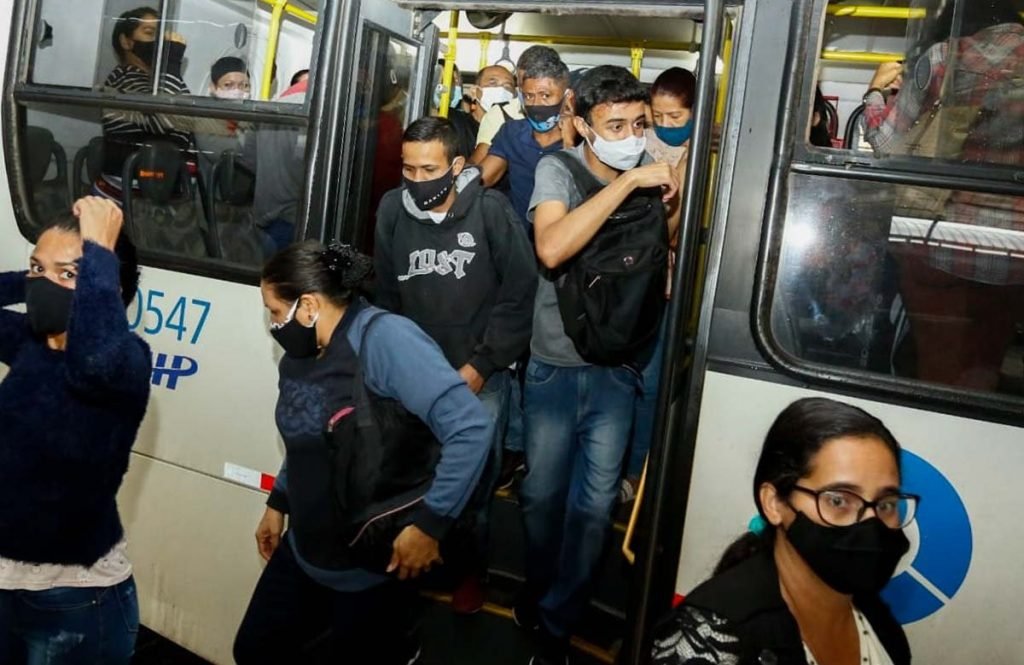 Entrega de máscaras N95 a usuários do transporte coletivo de Goiânia