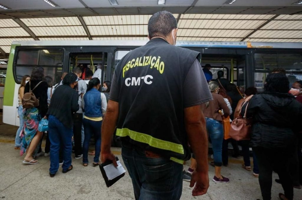 Entrega de máscaras N95 a usuários do transporte coletivo de Goiânia