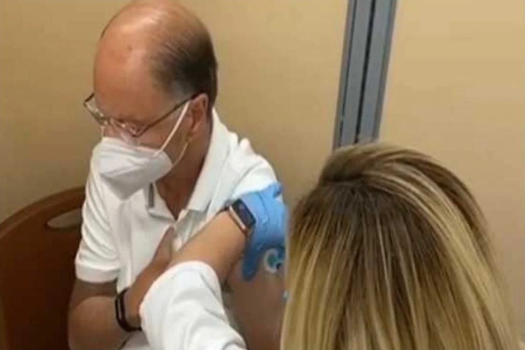 Edir Macedo e esposa são vacinados nos EUA e recebem críticas