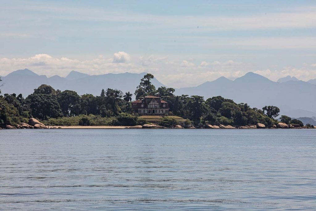 Ilha de Brocoió com o Palácio de Brocoió ao fundo