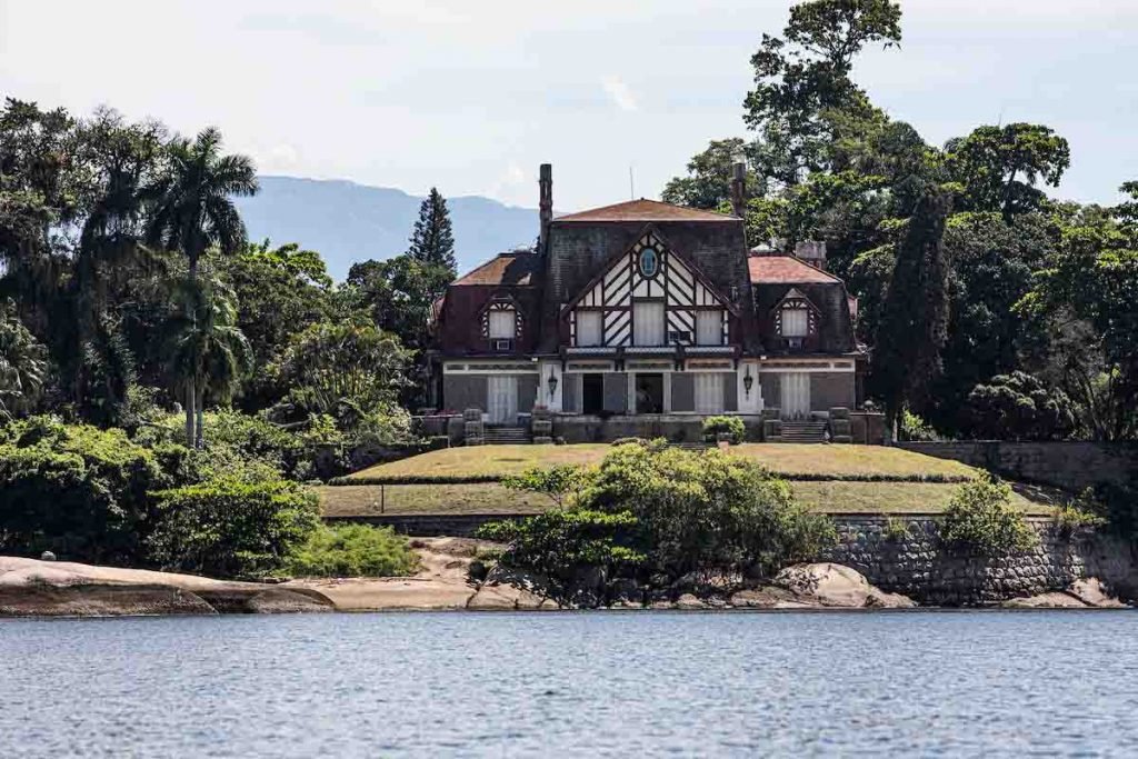 Palácio de Brocoió, na Baía de Guanabara, RJ
