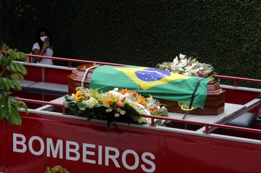 Corpo do senador Major Olímpio (PSL-SP) é transportado para cemitério, onde será cremado