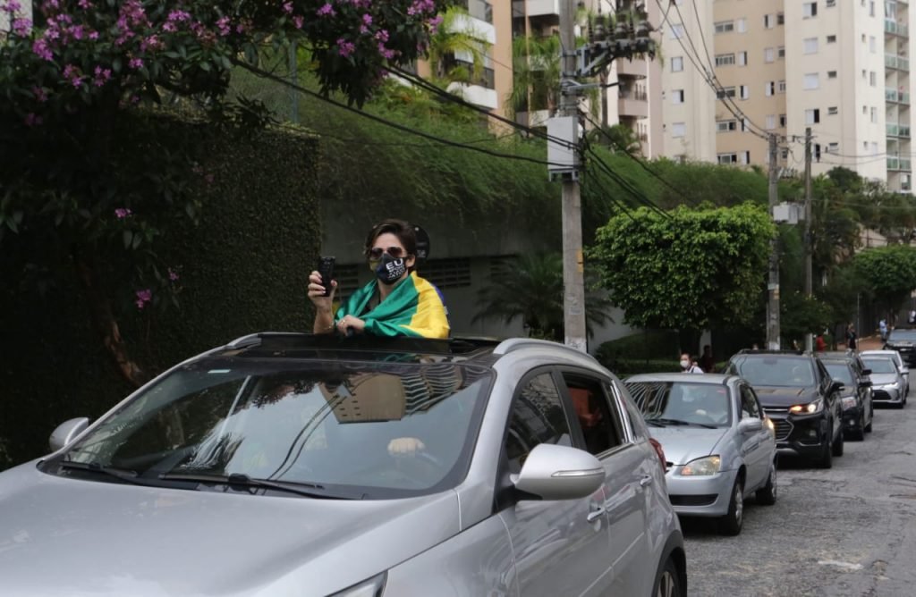 Corpo do senador Major Olímpio (PSL-SP) é transportado para cemitério, onde será cremado