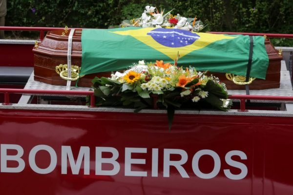 Corpo do senador Major Olímpio (PSL-SP) é transportado para cemitério, onde será cremado