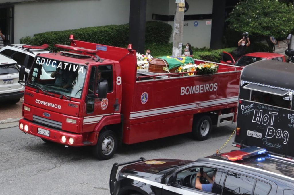 Corpo do senador Major Olímpio (PSL-SP) é transportado para cemitério, onde será cremado