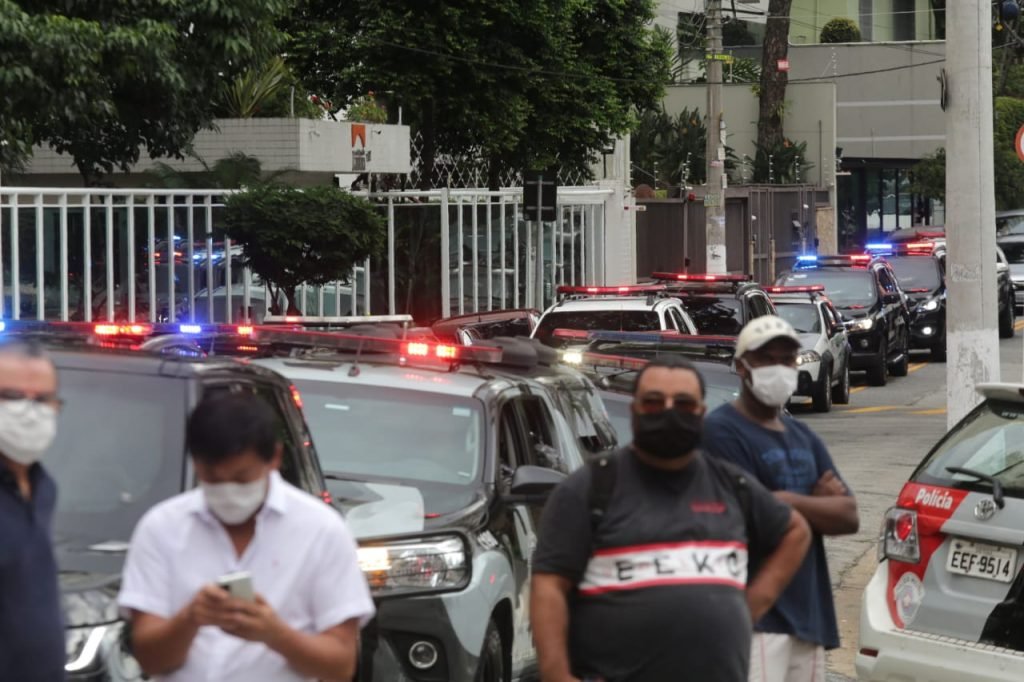 Corpo do senador Major Olímpio (PSL-SP) é transportado para cemitério, onde será cremado
