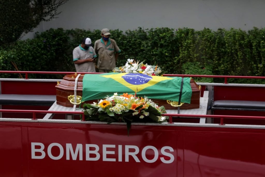 Corpo do senador Major Olímpio (PSL-SP) é transportado para cemitério, onde será cremado