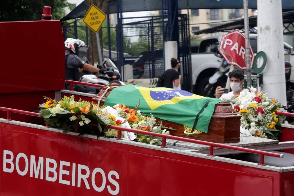Corpo do senador Major Olímpio (PSL-SP) é transportado para cemitério, onde será cremado