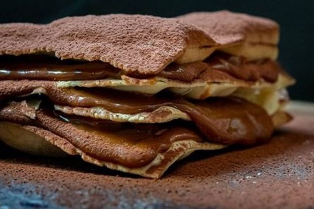 Torta Rogel, feita com massa crocante e doce de leite