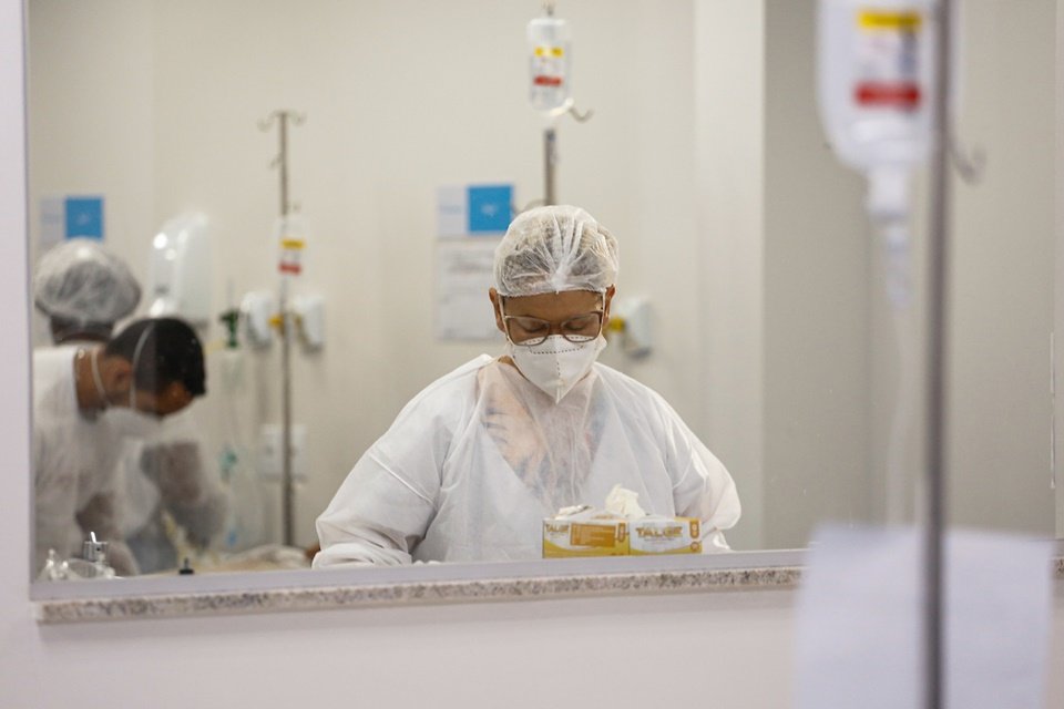 profissional de saúde checa informações e acompanha pacientes com covid-19 em hospital de goiânia