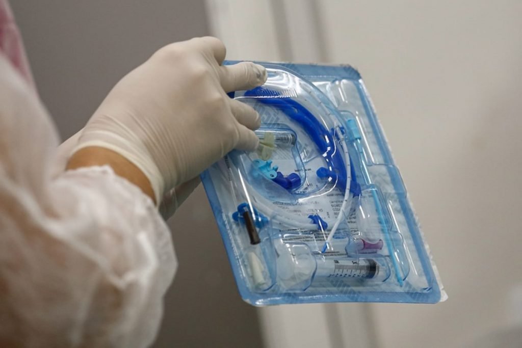 profissional de saúde de hospital de goiÂnia segura kit de intubação