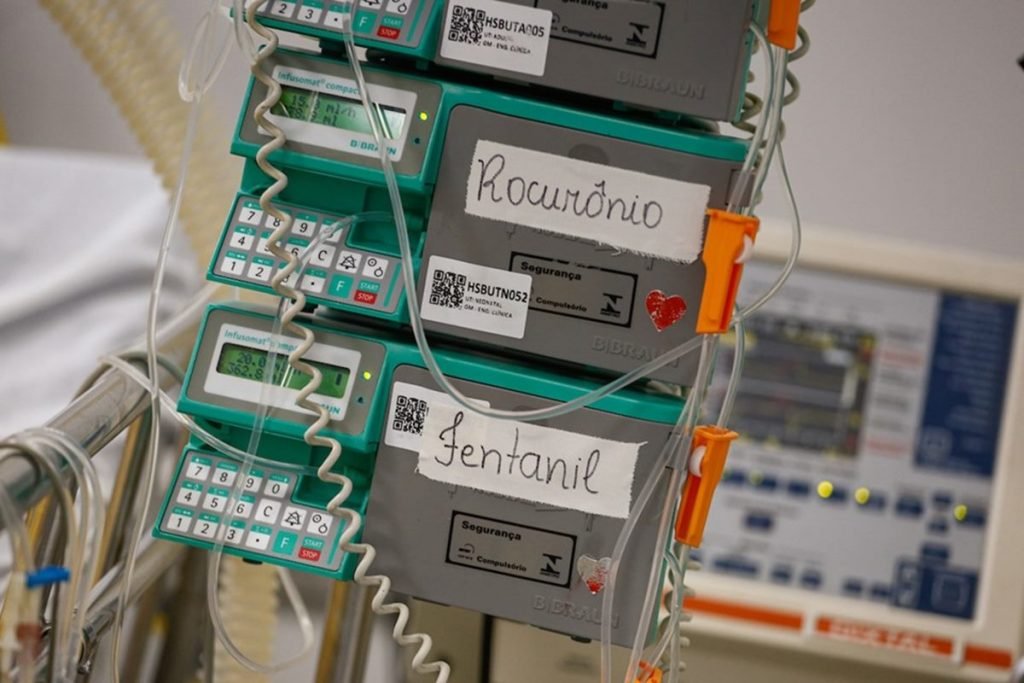 Equipamentos de UTI, com rocurônio e fentanil, dois dos medicamentos em falta e com alta elevação de preço no brasil