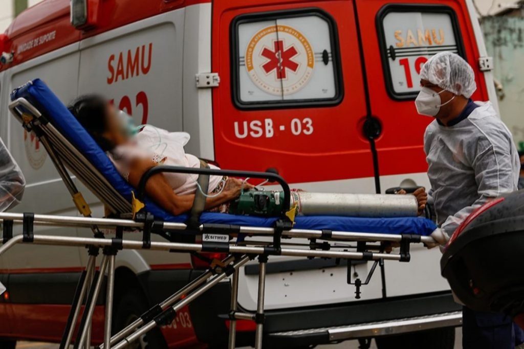 paciente é levada na maca em frente a hospital de goiânia