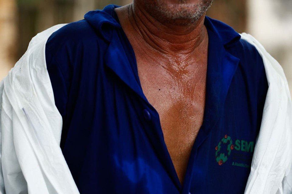 coveiros de cemitério municipal, em goiânia, goiás, enterram vítima de covid-19. rotina cansativa