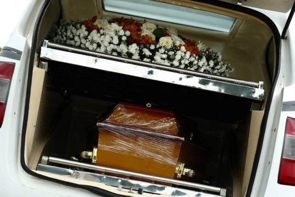 coveiros de cemitério municipal, em goiânia, goiás, enterram vítima de covid-19. rotina cansativa