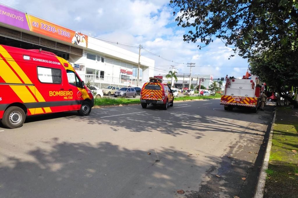 Incêndio destrói apartamento em Aparecida de Goiânia (GO)