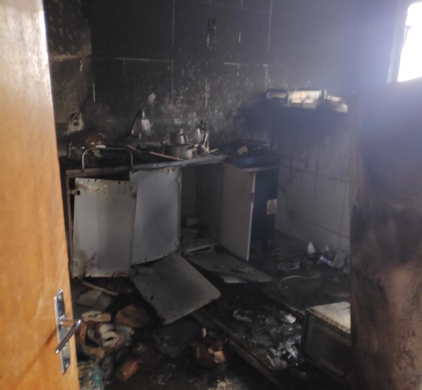 Incêndio destrói apartamento em Aparecida de Goiânia (GO)