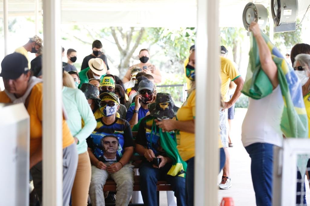 Apoiadores do presidente Bolsonaro se aglomeram em frente ao palácio da Alvorada no dia do aniversário do chefe do executivo. Cerca de 500 manifestantes cantaram parabéns em frente ao espelho d’água e trouxeram um bolo para comemorar junto com o presidente