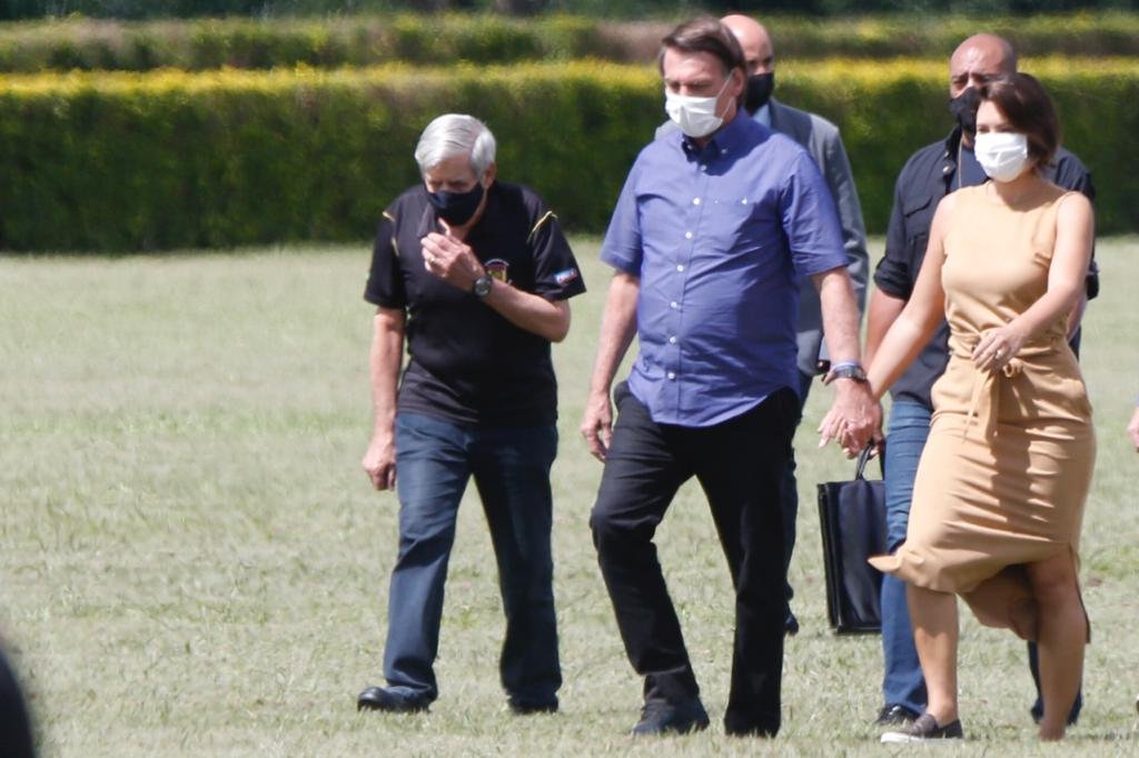 Apoiadores do presidente Bolsonaro se aglomeram em frente ao palácio da Alvorada no dia do aniversário do chefe do executivo. Cerca de 500 manifestantes cantaram parabéns em frente ao espelho d’água e trouxeram um bolo para comemorar junto com o presidente