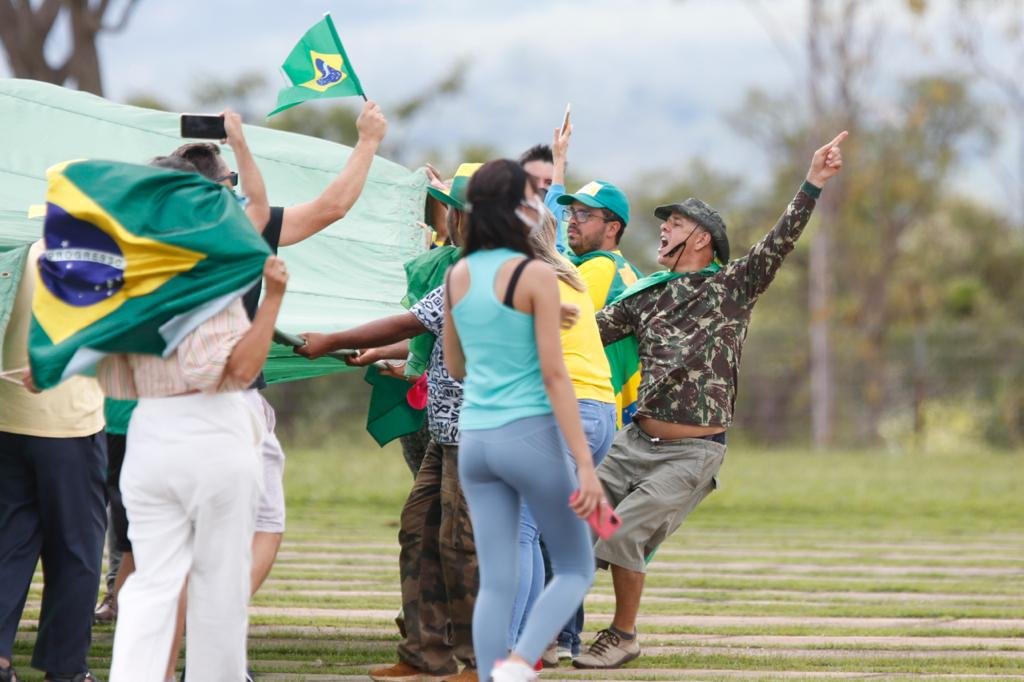 Apoiadores do presidente Bolsonaro se aglomeram em frente ao palácio da Alvorada no dia do aniversário do chefe do executivo. Cerca de 500 manifestantes cantaram parabéns em frente ao espelho d’água e trouxeram um bolo para comemorar junto com o presidente