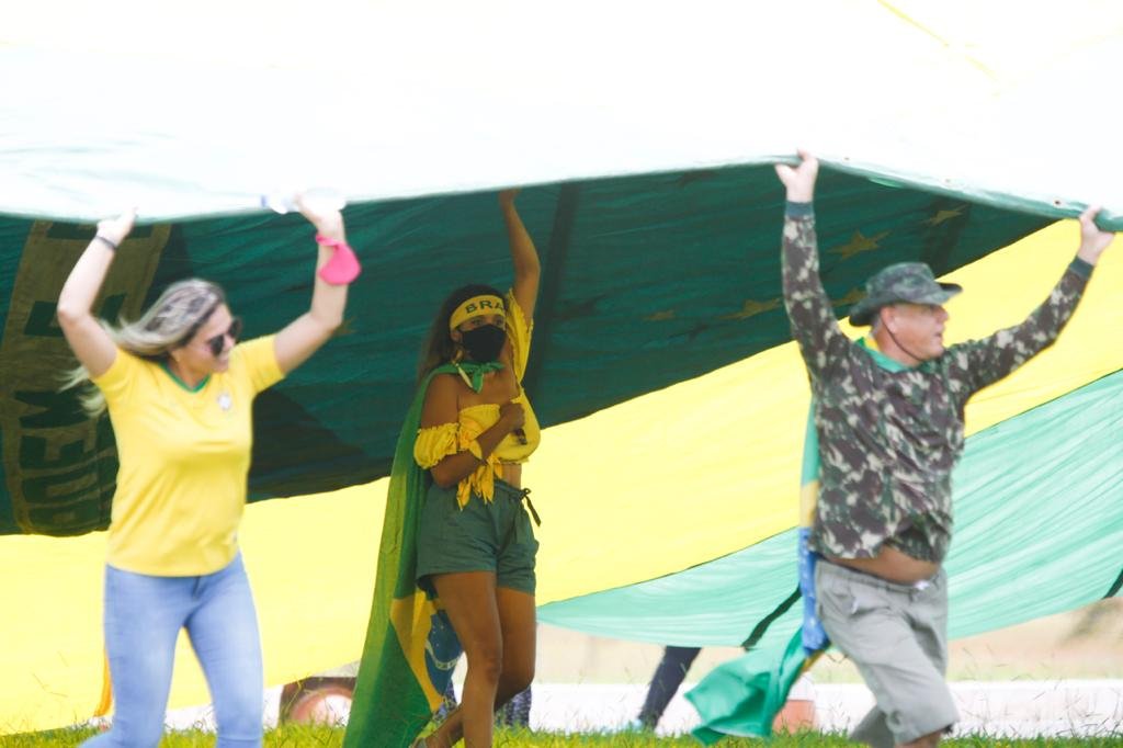 Apoiadores do presidente Bolsonaro se aglomeram em frente ao palácio da Alvorada no dia do aniversário do chefe do executivo. Cerca de 500 manifestantes cantaram parabéns em frente ao espelho d’água e trouxeram um bolo para comemorar junto com o presidente