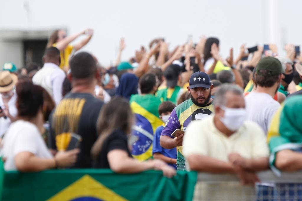 Apoiadores do presidente Bolsonaro se aglomeram em frente ao palácio da Alvorada no dia do aniversário do chefe do executivo. Cerca de 500 manifestantes cantaram parabéns em frente ao espelho d’água e trouxeram um bolo para comemorar junto com o presidente