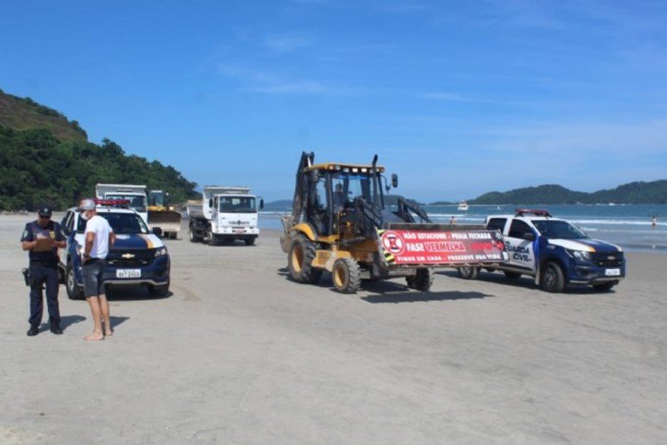 Operação de remoção de banhistas no litoral norte de SP envolveu até um trator