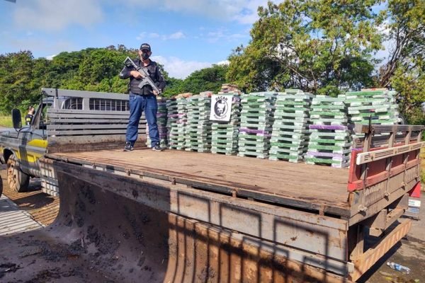 carga de supermaconha e haxixe apreendida em goiás. droga era levada embaixo do assoalho do caminhão