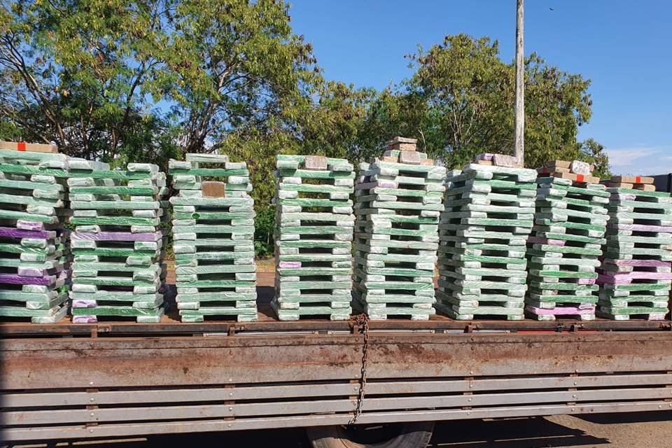 carga de supermaconha e haxixe apreendida em goiás. droga era levada embaixo do assoalho do caminhão