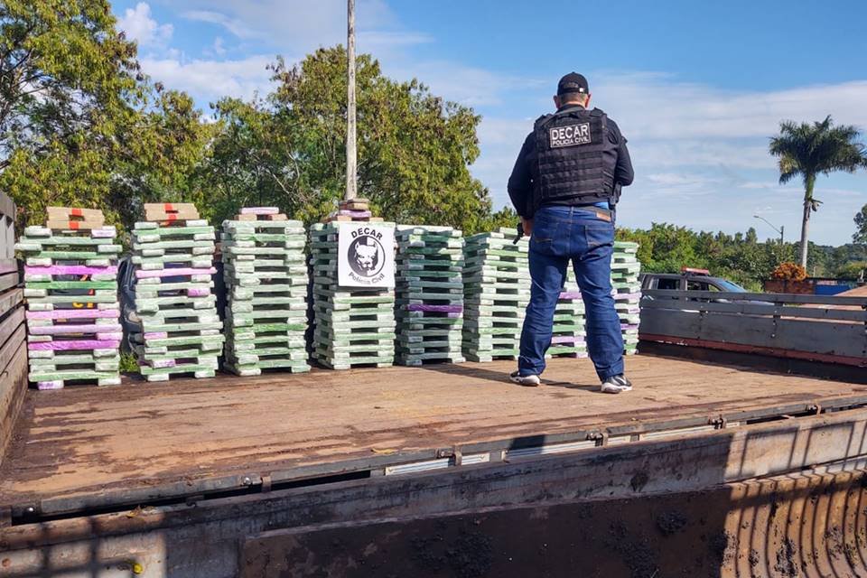 carga de supermaconha e haxixe apreendida em goiás. droga era levada embaixo do assoalho do caminhão