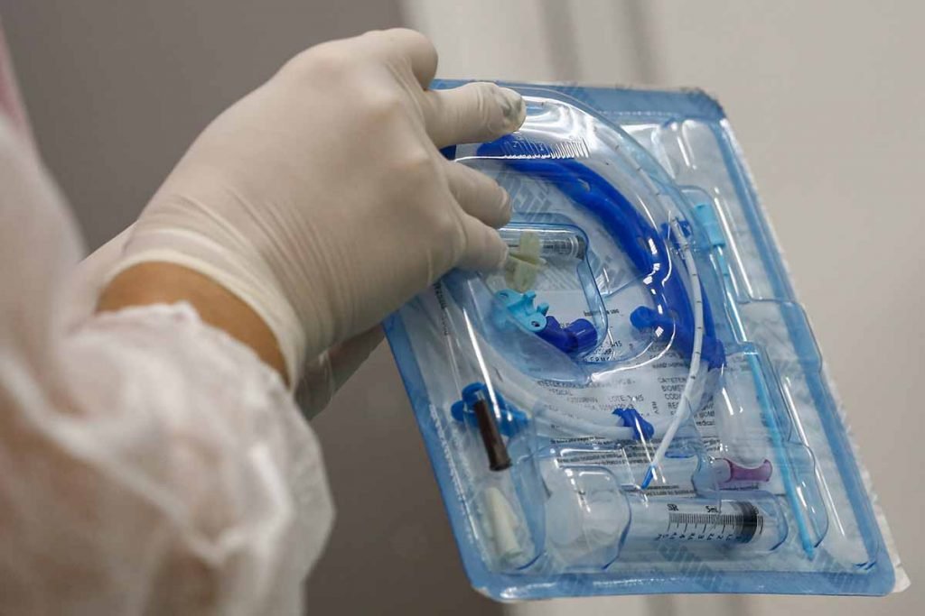 75% dos hospitais privados só têm oxigênio e kit intubação para 5 dias