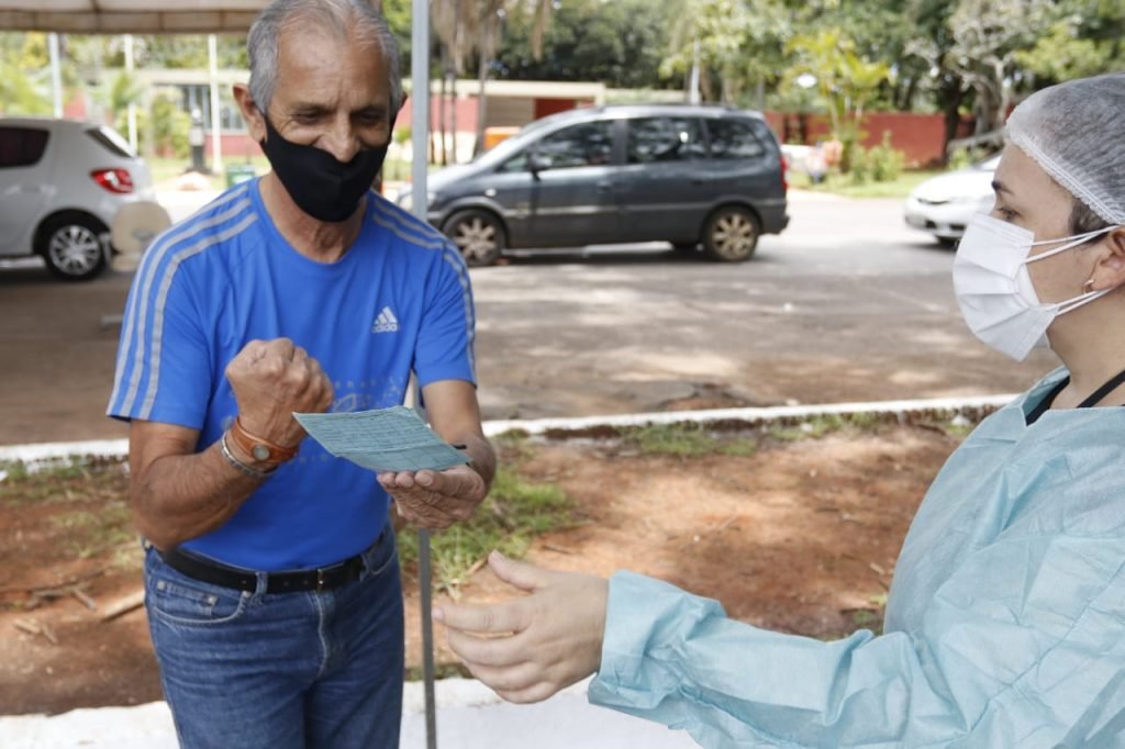 Vacinação de idosos no Parque da Cidade