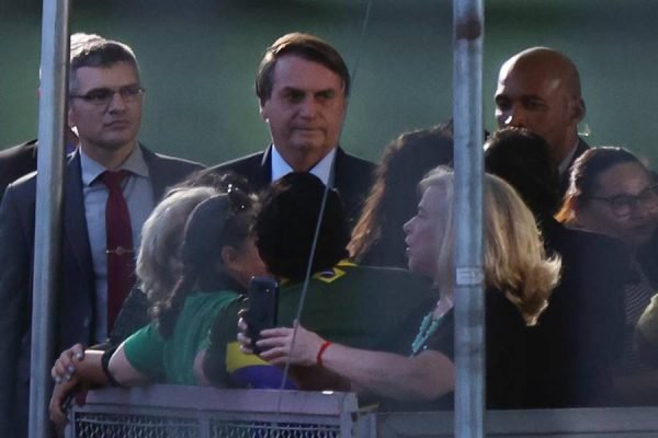 Presidente Bolsonaro chega ao palácio da Alvorada e cumprimenta apoiadores sem máscara. Os seguranças que o acompanham também não utilizam o equipamento de proteção. Fotos Igo Estrela/Metrópoles
