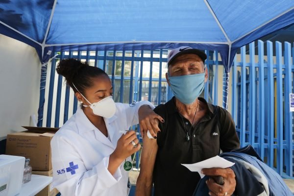 Homem em situação de rua é vacinado contra Covid-19 em São Paulo