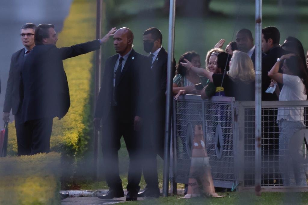 Bolsonaro cumprimenta apoiadores