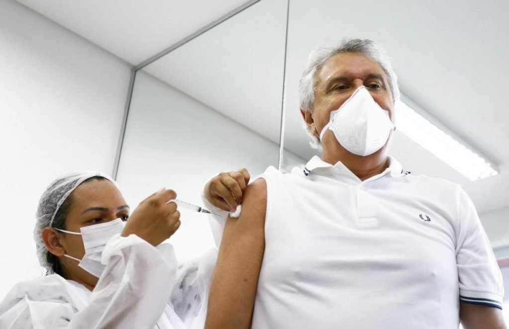 Governador de Goiás, Ronaldo Caiado (DEM) recebe a primeira dose de Coronavac em Goiânia