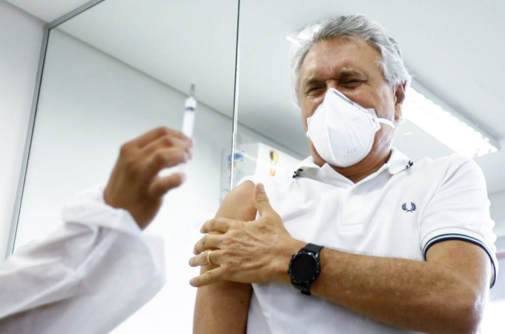 Governador de Goiás, Ronaldo Caiado (DEM) recebe a primeira dose de Coronavac em Goiânia
