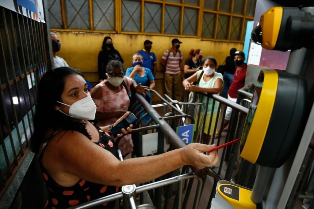 primeiro dia de movimentação e embarque prioritário no transporte público de goiânia por causa da pandemia da covid-19, goiás