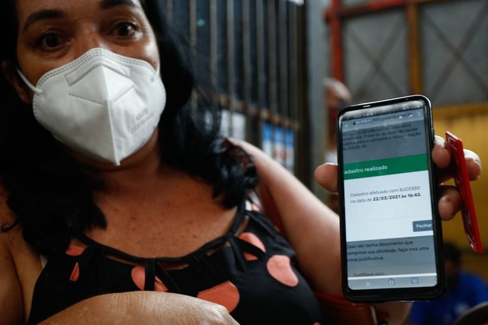 primeiro dia de movimentação e embarque prioritário no transporte público de goiânia por causa da pandemia da covid-19, goiás